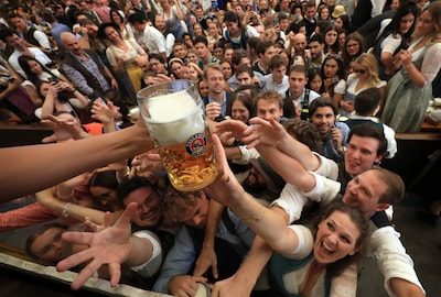 De quoi couper la soif: les nouveaux tarifs de l’Oktoberfest jettent un froid en Allemagne