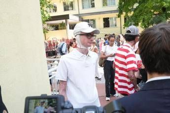 Primo giorno di scuola per i 4 ragazzi del Virgilio di Milano rimasti feriti a Crans Montana: l'applauso e l'abbraccio…