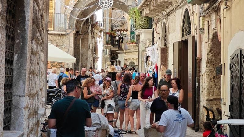 Turismo, calano gli arrivi ma i visitatori restano più a lungo