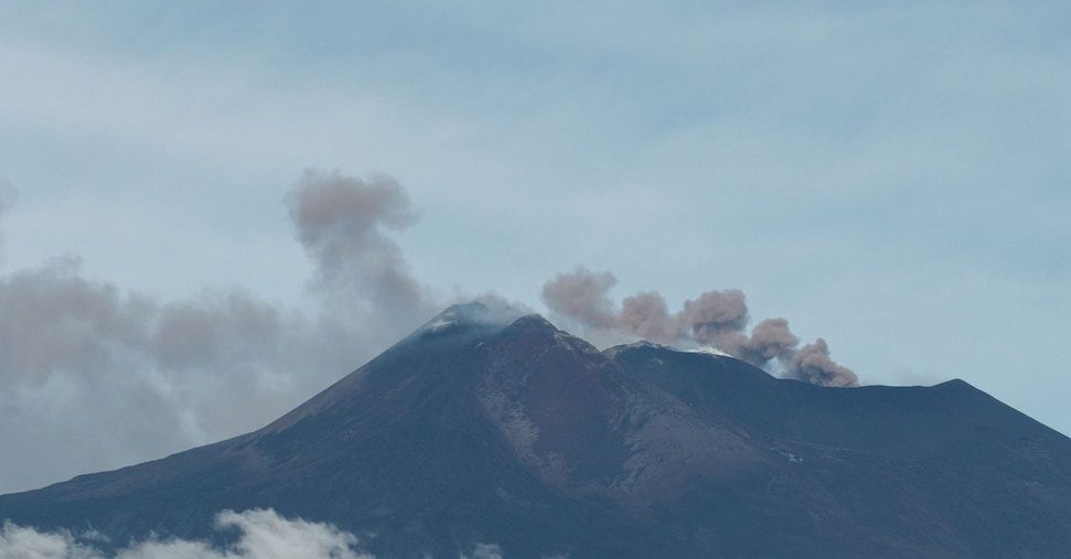 Allerta Etna, sospesi fino alle 22 arrivi e partenze all’aeroporto di Catania