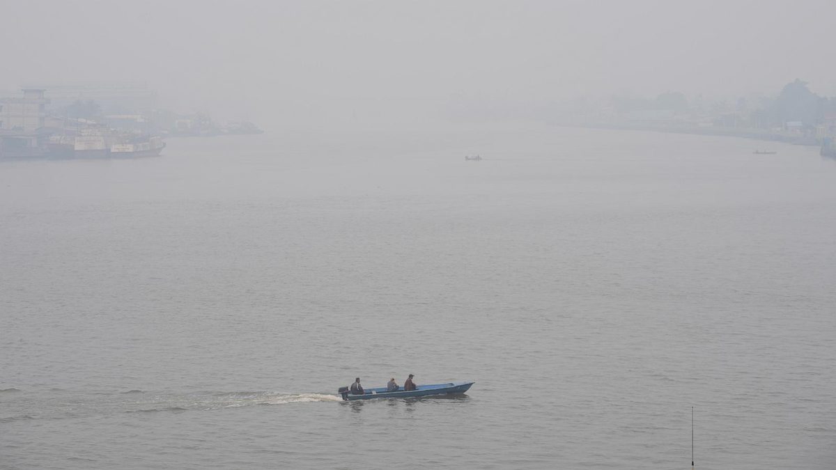 Thick haze disrupts flights on Indonesia's Borneo island