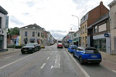 Bromfietser (26) in levensgevaar nadat hij onder afslaande vrachtwagen belandt in Wijnegem