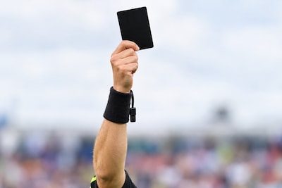 Niet geel of rood, maar zwarte kaart: Roemeense voetbalbond introduceert nieuwe regel in jeugdvoetbal