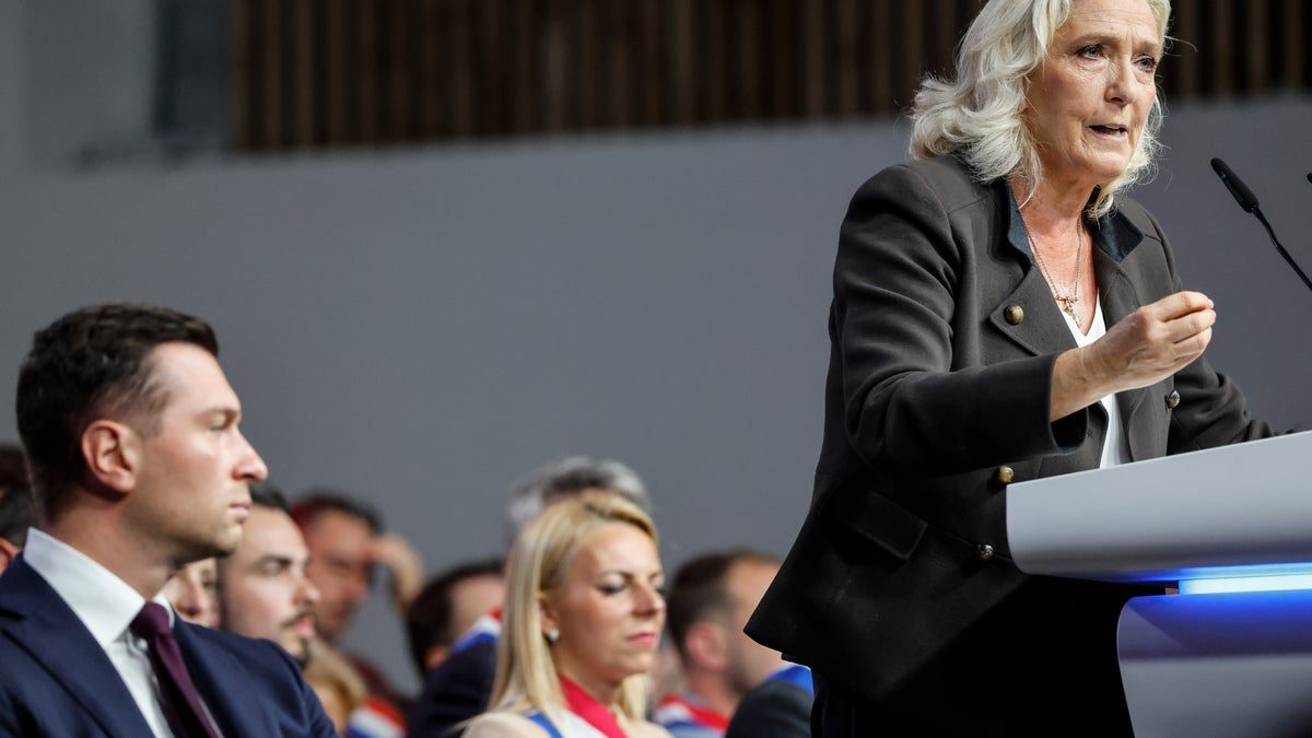Le Pen störst i mätning inför presidentval i vår