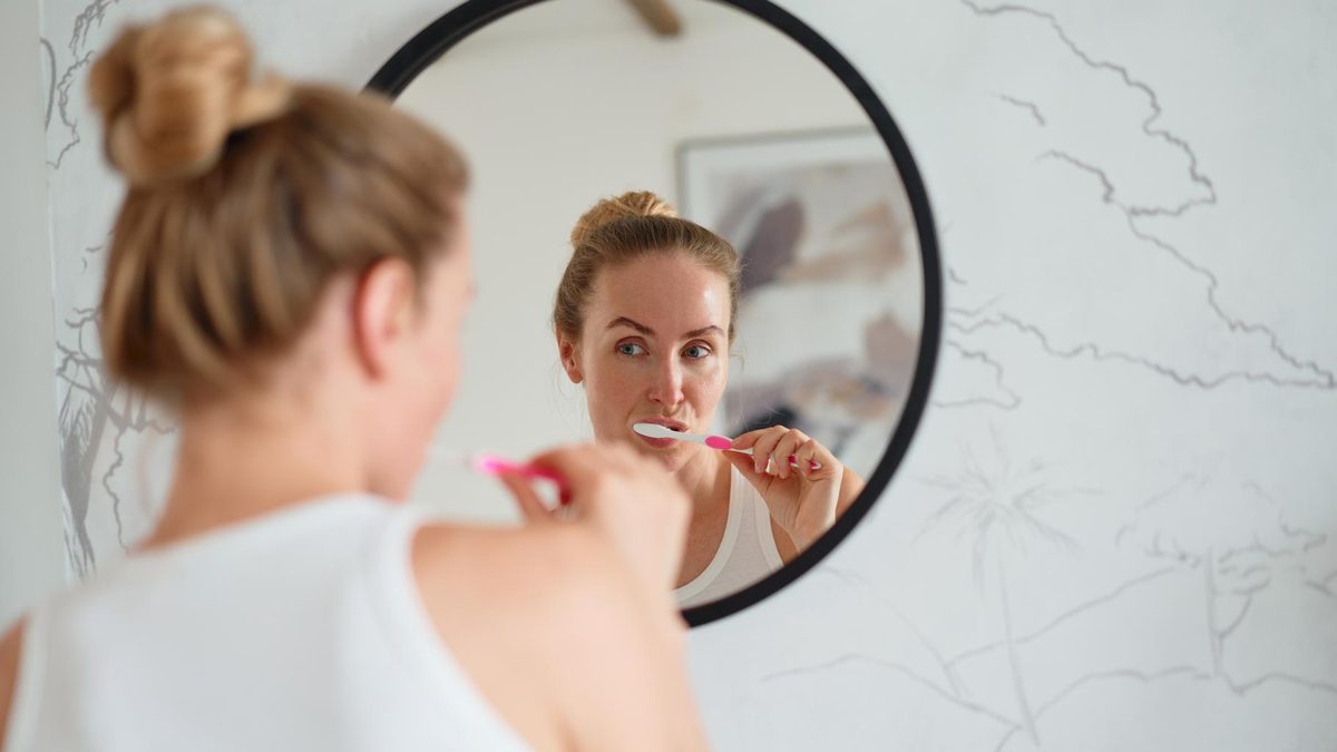 Se rincer ou pas la bouche après le brossage de dents ? Des experts ont tranché le débat