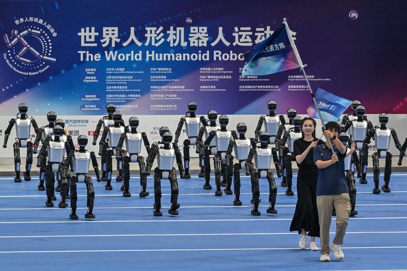 No hace tanto los robots humanoides se caían y nos hacían gracia. Ahora China los está preparando en serio para aplicac…