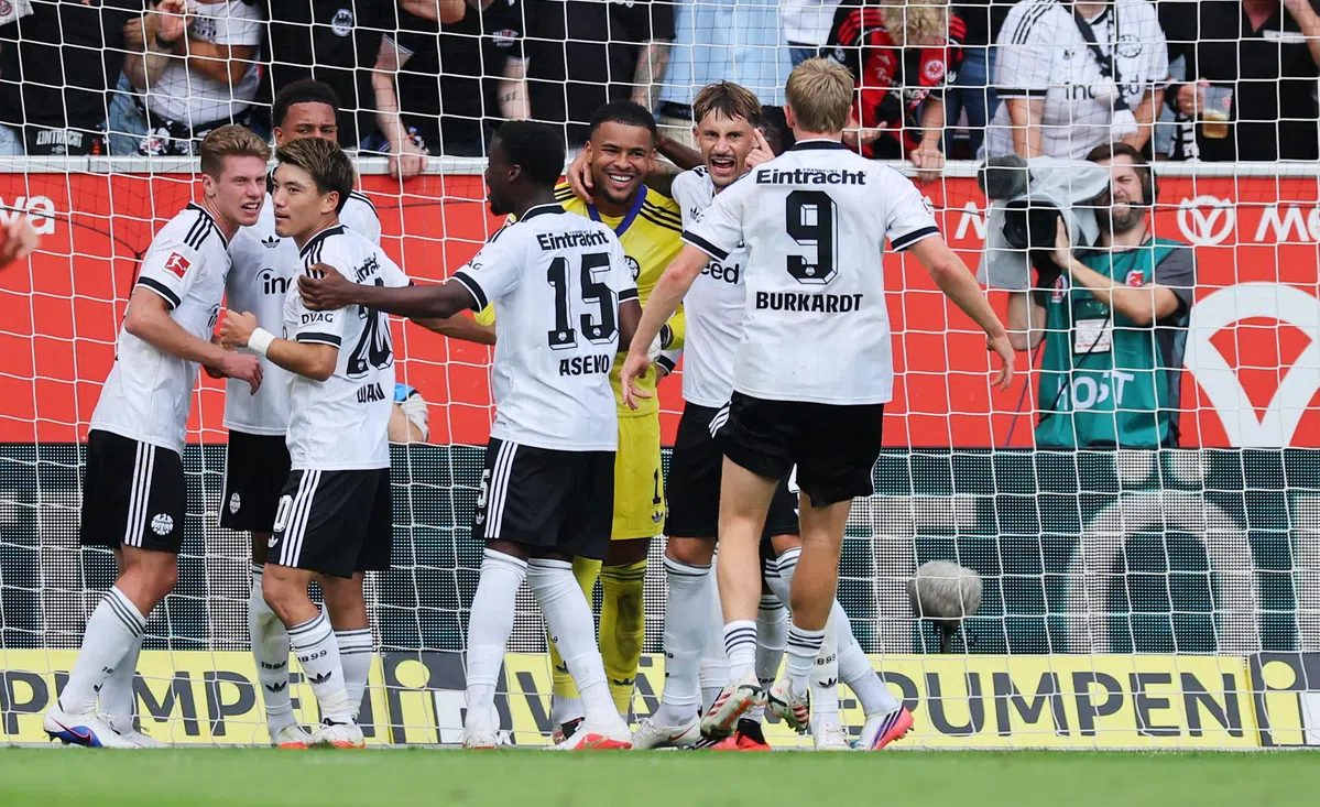 Koning penalty's keren: Eintracht-doelman pakt zesde (!) penalty op rij