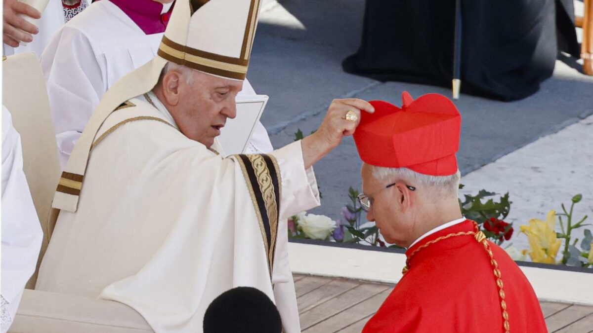 Dalla “Chiesa povera per i poveri” al Covid, fino alla revoca dei tagli: i “sacrifici” di Francesco, le mosse di Leone…