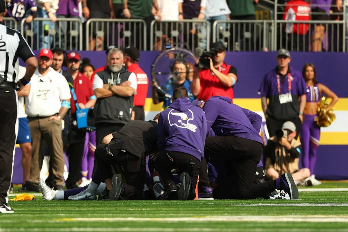 Schefter: Vikings players believe Bullard's hit on Murray was a cheap shot