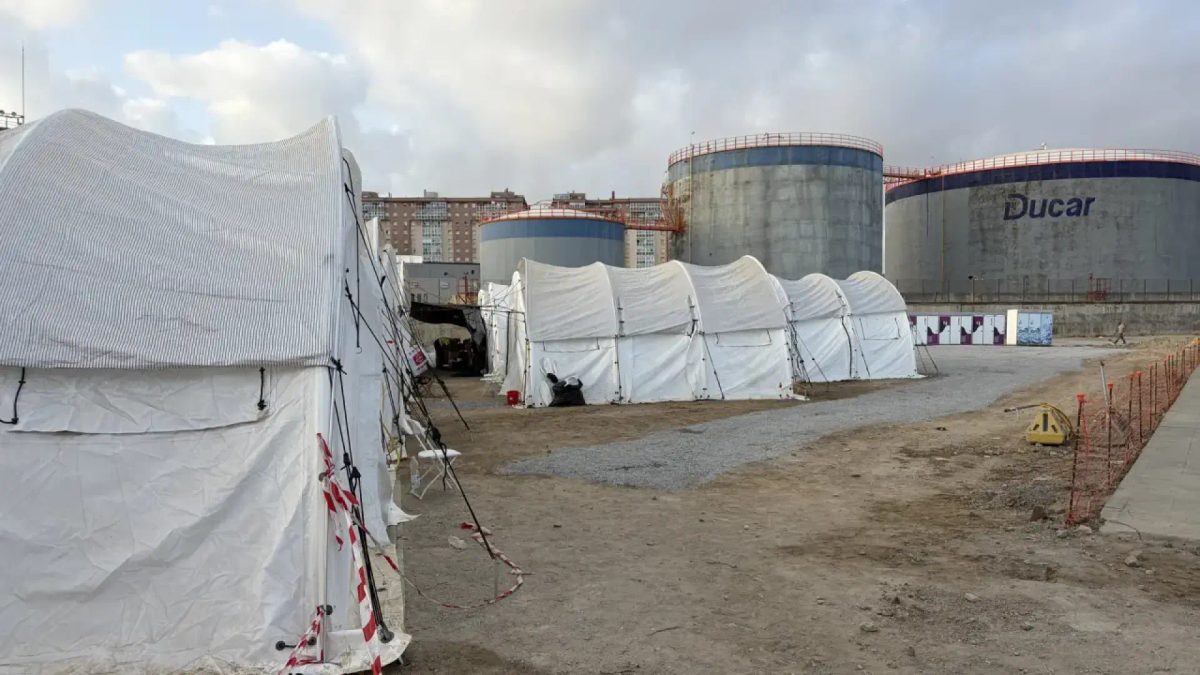 La Policía pide paralizar el campamento del puerto de Ceuta por el riesgo de incendio, mientras el Gobierno acelera su…
