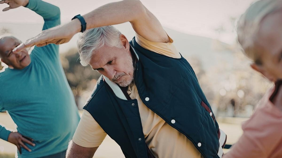 Los mayores de 65 años deberían hacer este ejercicio y no es caminar: mejora el equilibrio y evita las caídas
