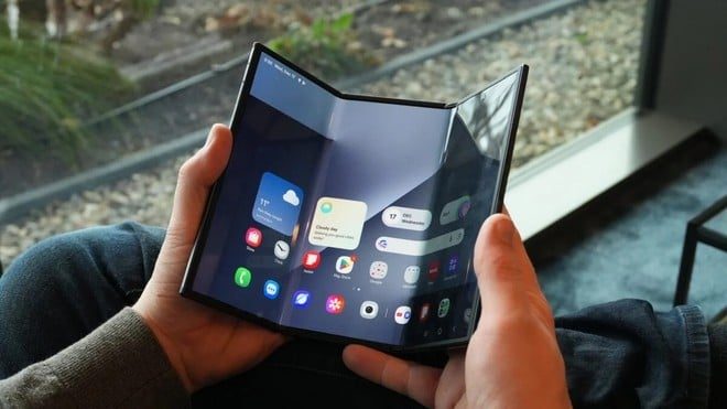 Galaxy Z Trifold 2, Samsung valuta un lancio anticipato sulla spinta di iPhone Duo