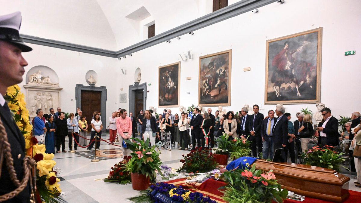 Istituzioni e cittadini si preparano per l'ultimo saluto a Bonino in Campidoglio