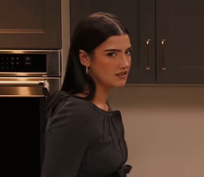 Charli D’Amelio lacht vraag over verdiende miljoenen weg en wakkert familiegeruchten verder aan