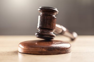 Brit bekent dat hij zijn vrouw 20 jaar lang gedrogeerd en verkracht heeft, twaalf andere mannen ook beschuldigd van mis…