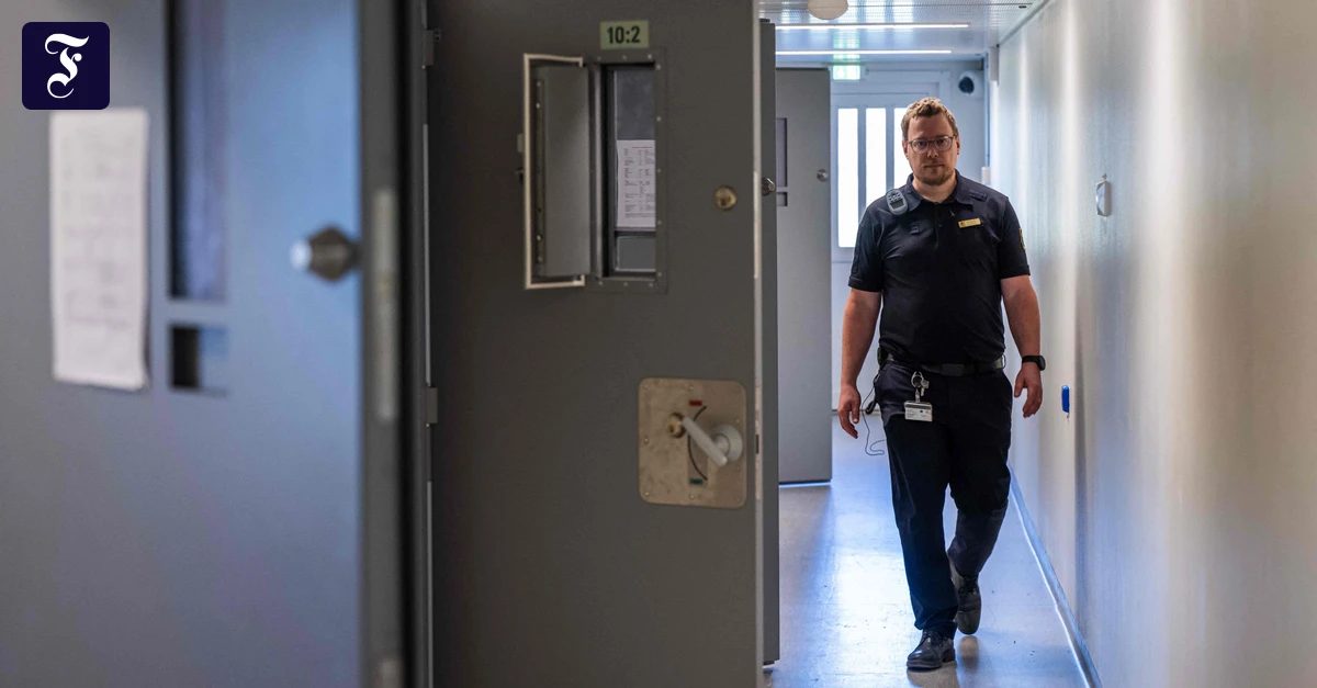 Kampf gegen gangs: Die Gangs heuern immer öfter Mädchen an