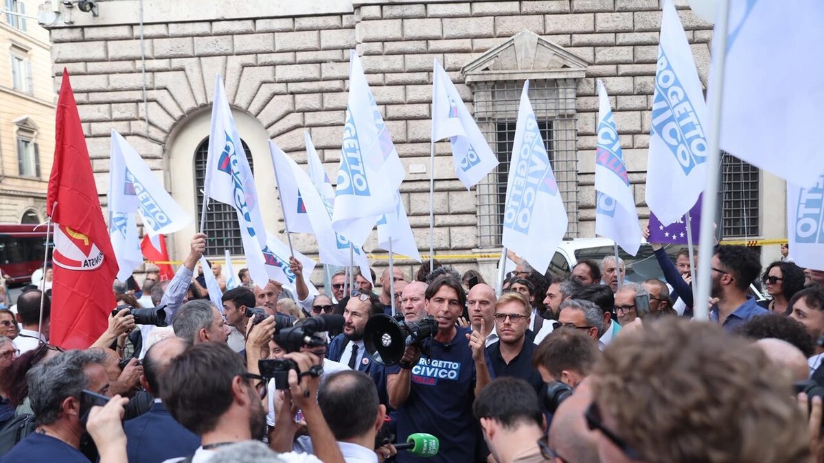 Legge elettorale: il Senato chiude l'esame della riforma, domani il voto finale. Protesta sulle firme