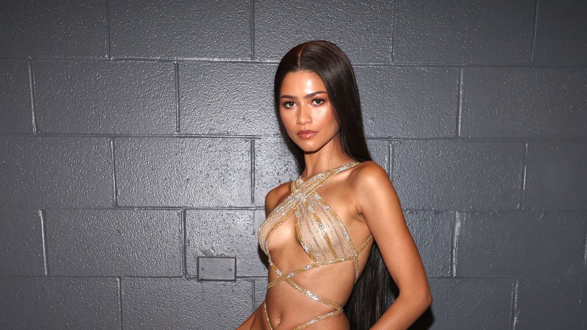 24 Looks Proving Bob Mackie’s Signature Sequins Were Always A Cool Girl Favourite