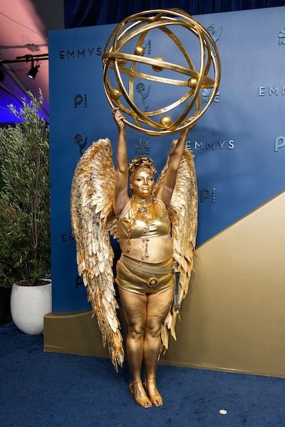 IN BEELD. Sterren betreden blauwe loper in de brandende zon voorafgaand aan de Emmy Awards