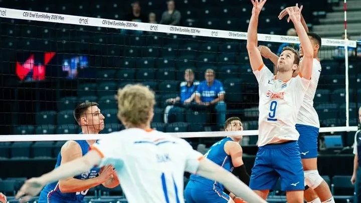 Volleyballers verliezen opnieuw op EK na felle wedstrijd met controversiële beslissing