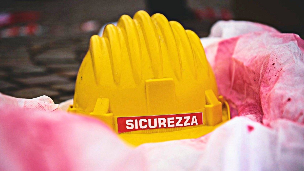 Cadono da una gru da un’altezza di 5 metri: un operaio morto e uno sopravvissuto grazie all’intervento dei condomini