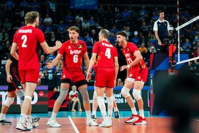 Sam Deroo opnieuw redder in nood: Red Dragons duiken top twee in na moeizame overwinning tegen Estland