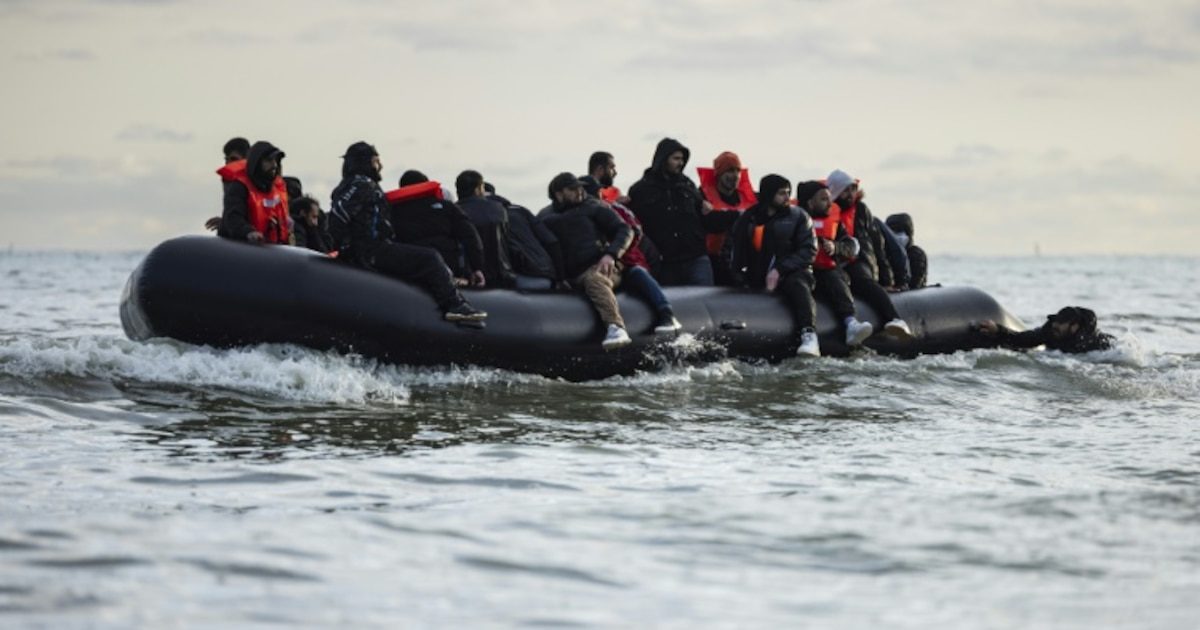 Grèce: un mort et 25 disparus dans le naufrage d'une embarcation de migrants