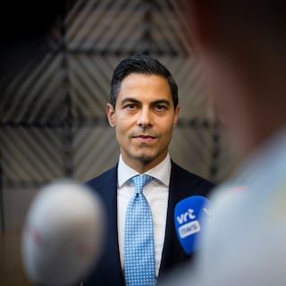 Met zijn AI-berichten gaat premier Jetten recht in tegen de richtlijnen van de overheid