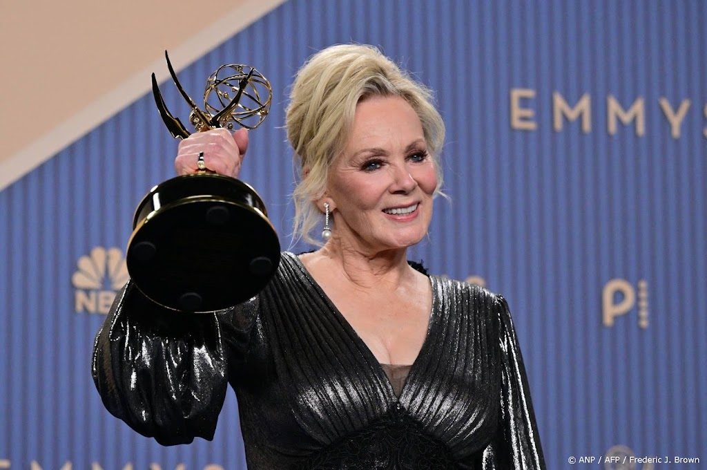 Jean Smart en Matthew Rhys schrijven geschiedenis bij Emmy Awards