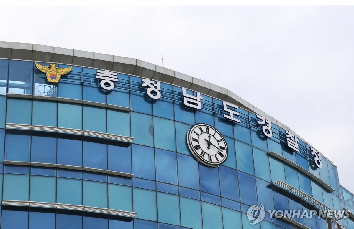 모터쇼서 중학생이 실수로 주행한 전시차에 관람객 부상