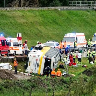 Meerdere doden en gewonden bij busongeluk met ruim veertig Nederlandse passagiers in Zwitserland