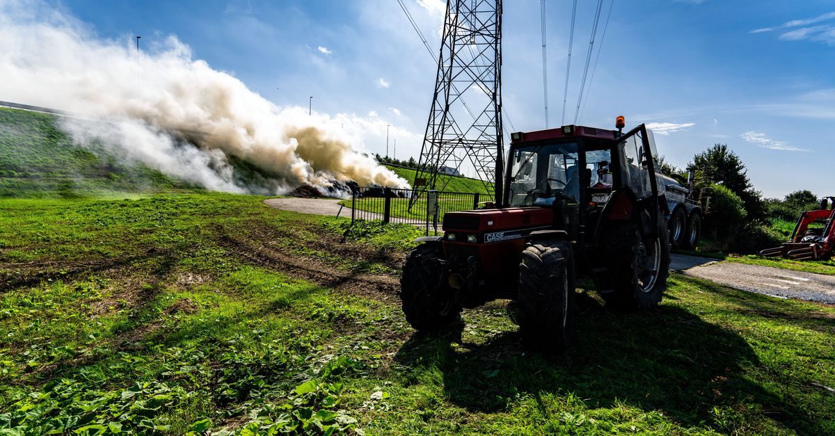 Hooibalen in brand langs verschillende wegen, ME grijpt in bij blokkade N-weg Stroe