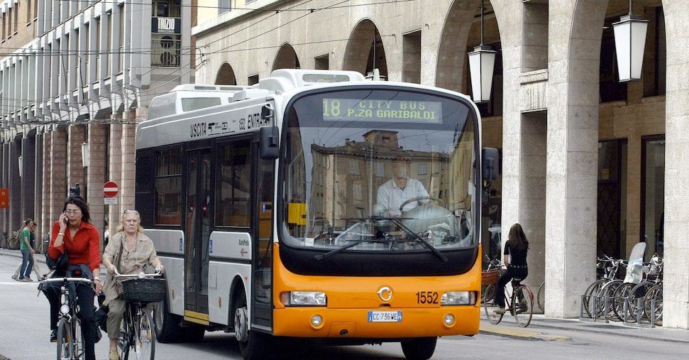 Trasporto pubblico, sempre meno bus a gasolio, aumentano quelli elettrici e ibridi
