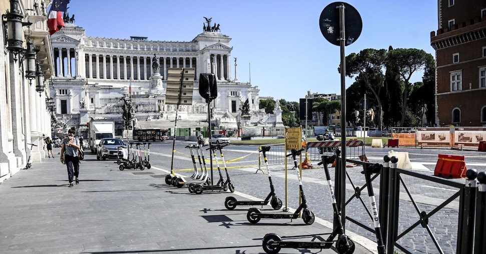 Mobilità condivisa, crollano monopattini e scooter, in crescita car e bike sharing