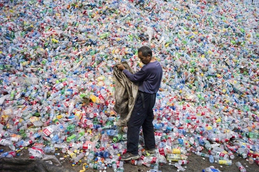 En 2021, China tenía 6.000 botellas de leche que nadie quería. Tuvieron una idea fascinante: su primera carretera de pl…
