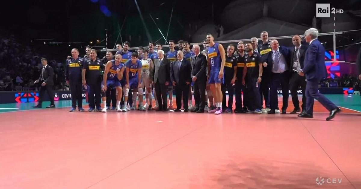 Europei di Volley. Italia-Svezia, Mattarella in campo per salutare i giocatori
