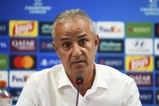 Visé par une bouteille en Ligue des champions, l’entraîneur de Fenerbahçe démissionne, mais son président refuse !