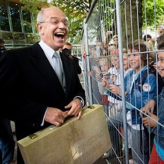 Het koffertje van Prinsjesdag kostte ooit een paar gulden, en de Miljoenennota past er niet in – maar het gaat om de sy…