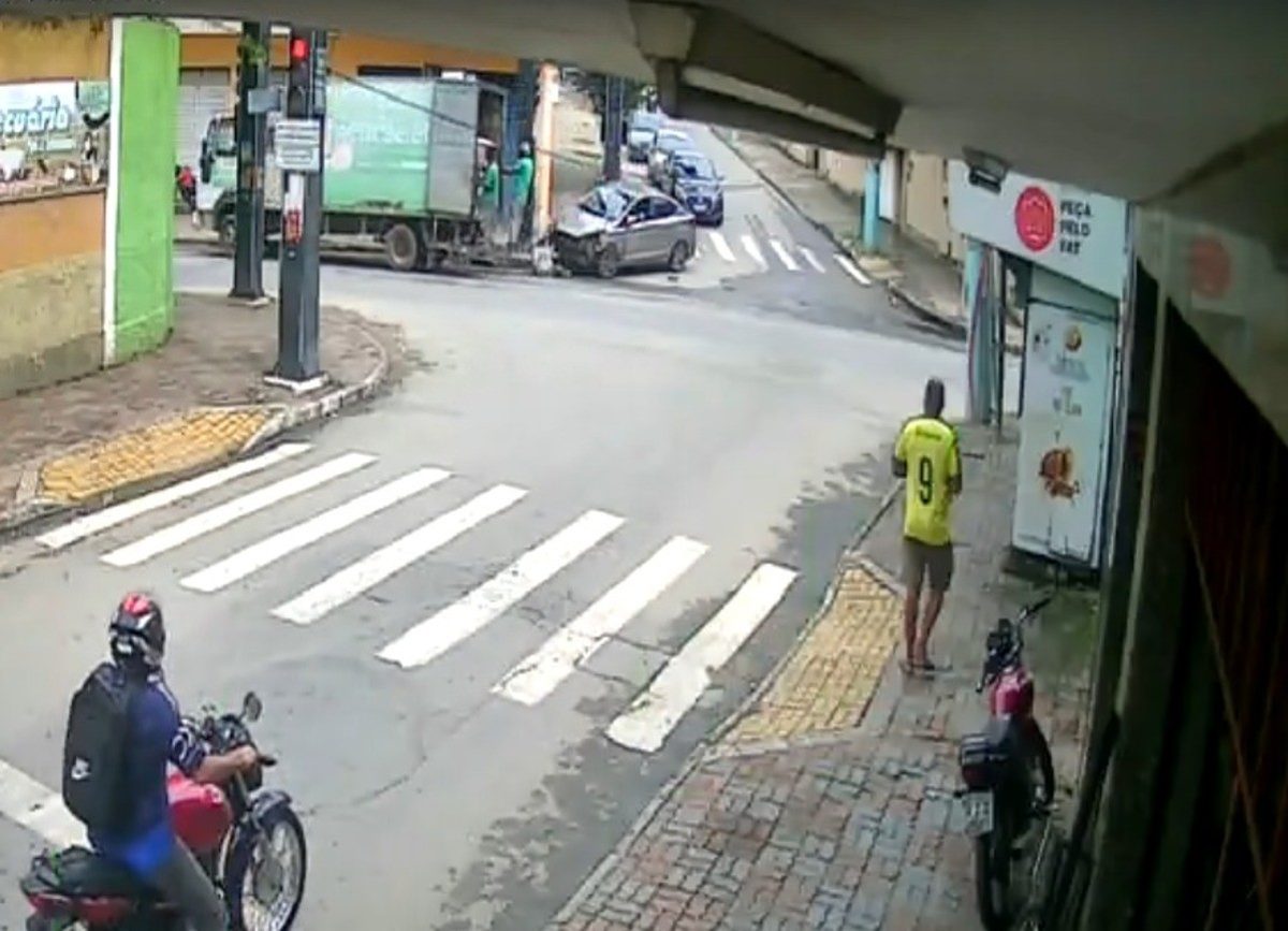 Acidente entre caminhão de coleta seletiva e carro causa transtornos em Três Rios