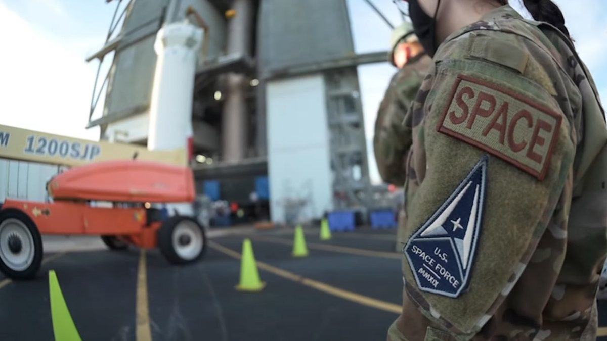 El ejército de EEUU reconoce que tiene armas en el espacio
