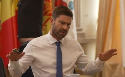 Kevin Janssens splitst ons land in ‘O Dierbaar België’, een nieuwe film van Stijn Coninx: “Paar keer aan echte politici…