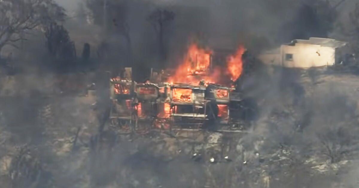 Homes burn in Palos fire in La Habra Heights