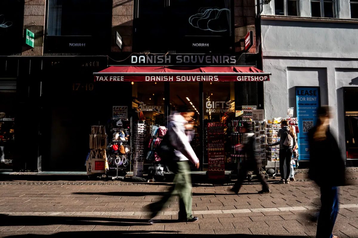 Souvenirbutikkerne har indtaget Strøget. Nu vil politikerne trække i håndbremsen