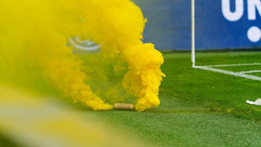 Drama i Vanløse: Gule røgbomber afbrød FCK-kamp