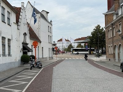 Un garçon de 13 ans grièvement blessé après une chute du troisième étage d’un hôtel à Bruges