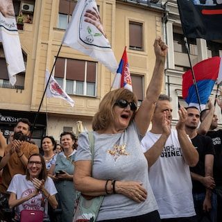Servische studenten dagen president Vucic uit, protestbeweging doet mee aan komende verkiezingen