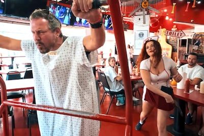 KIJK. Axel Daeseleire krijgt burger van 20.000 calorieën niet op en betaalt daar pijnlijke prijs voor
