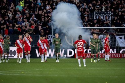 FC Utrecht strooit met stadionverboden na gooien vuurwerk en bekers op veld
