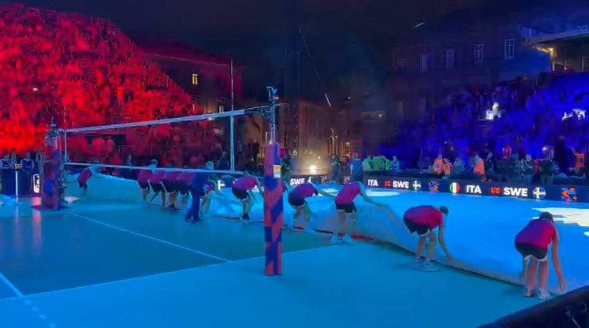 Italia-Svezia: tolti i teloni del campo a Piazza Plebiscito