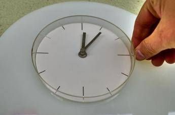 Torna l'ora solare, vantaggi e svantaggi: conviene mantenere quella legale?